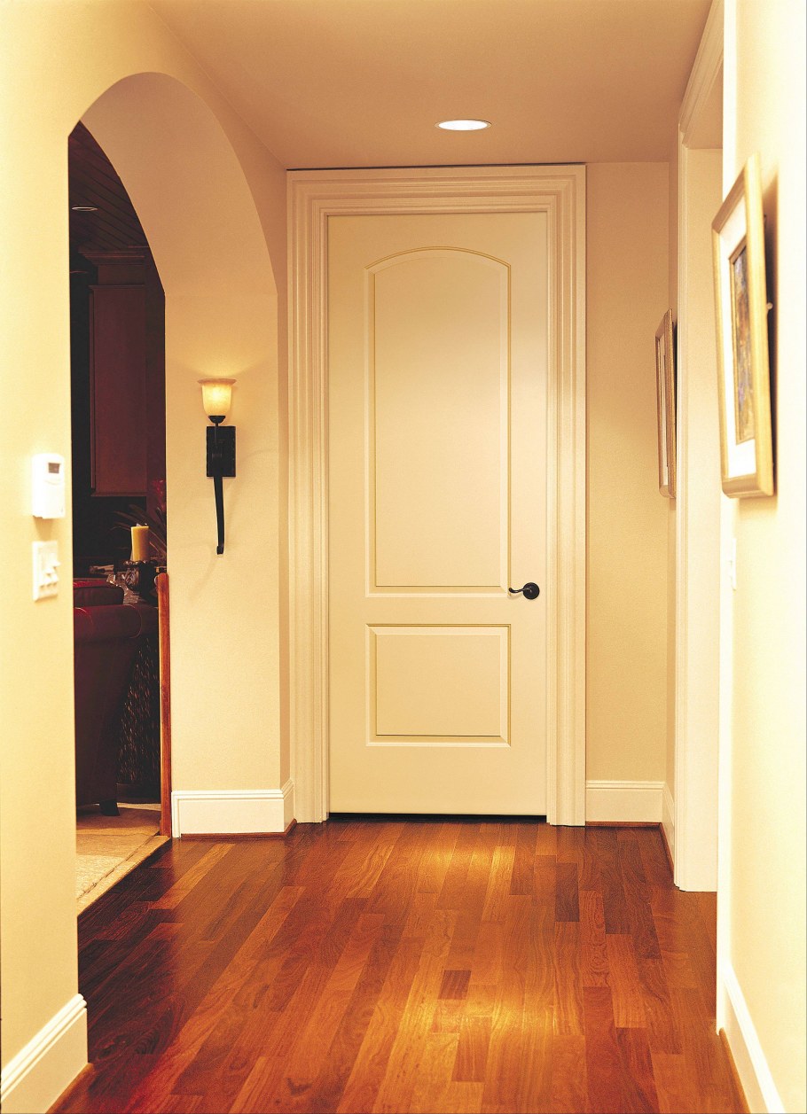 Коричневые двери с белыми наличниками