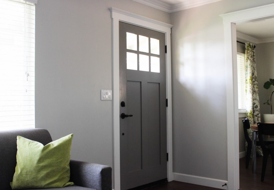 Светлые стены темные двери