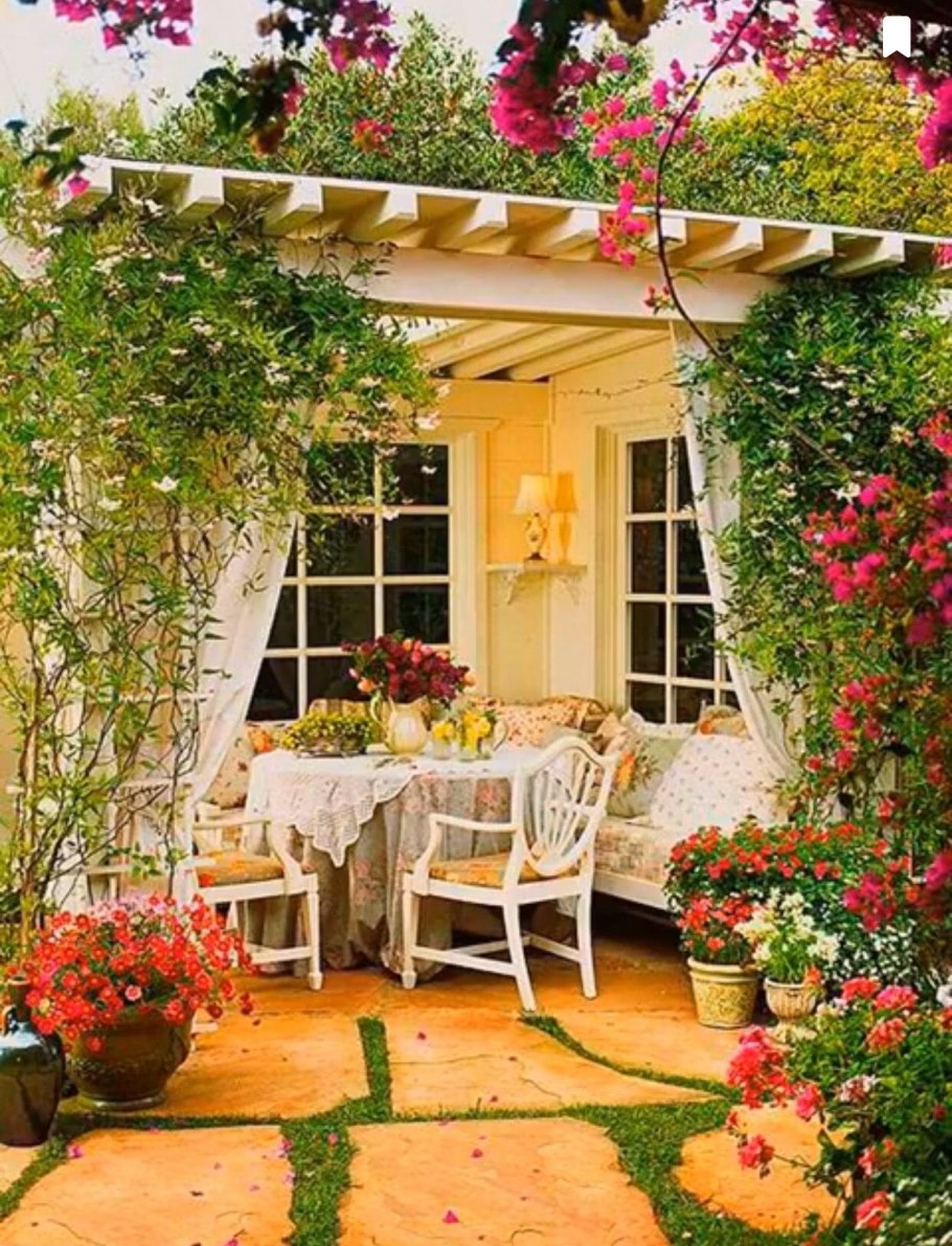 Тенистая зона в саду с клематисами