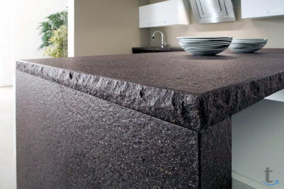 Керамогранит на стене в прихожей