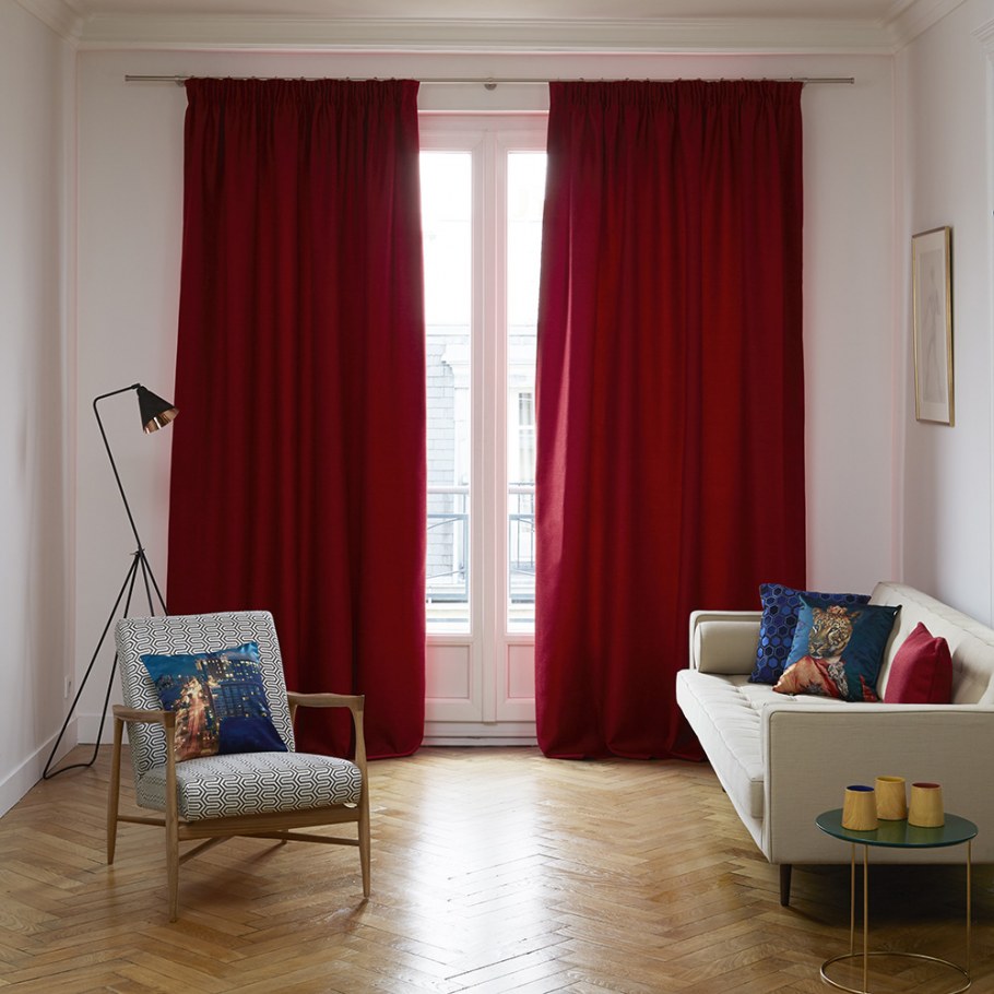 Комната с красными шторами