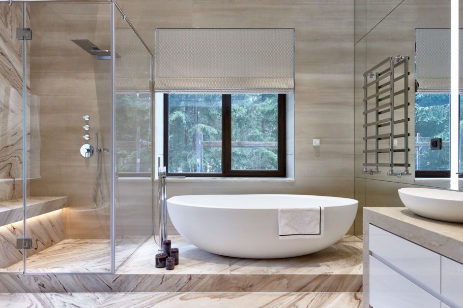 Ванная с душевой кабиной из плитки