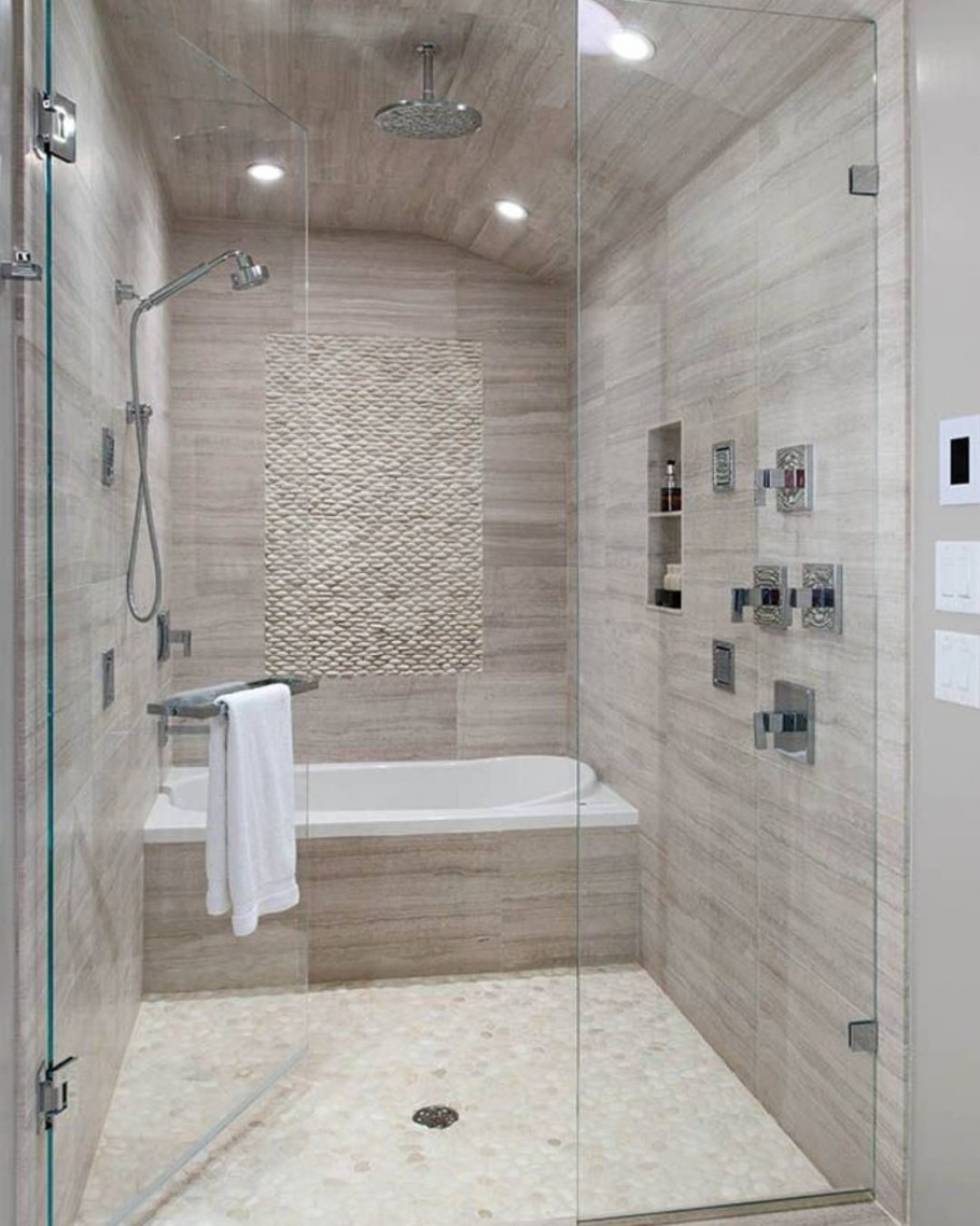 Ванная комната с душевой кабиной и ванной