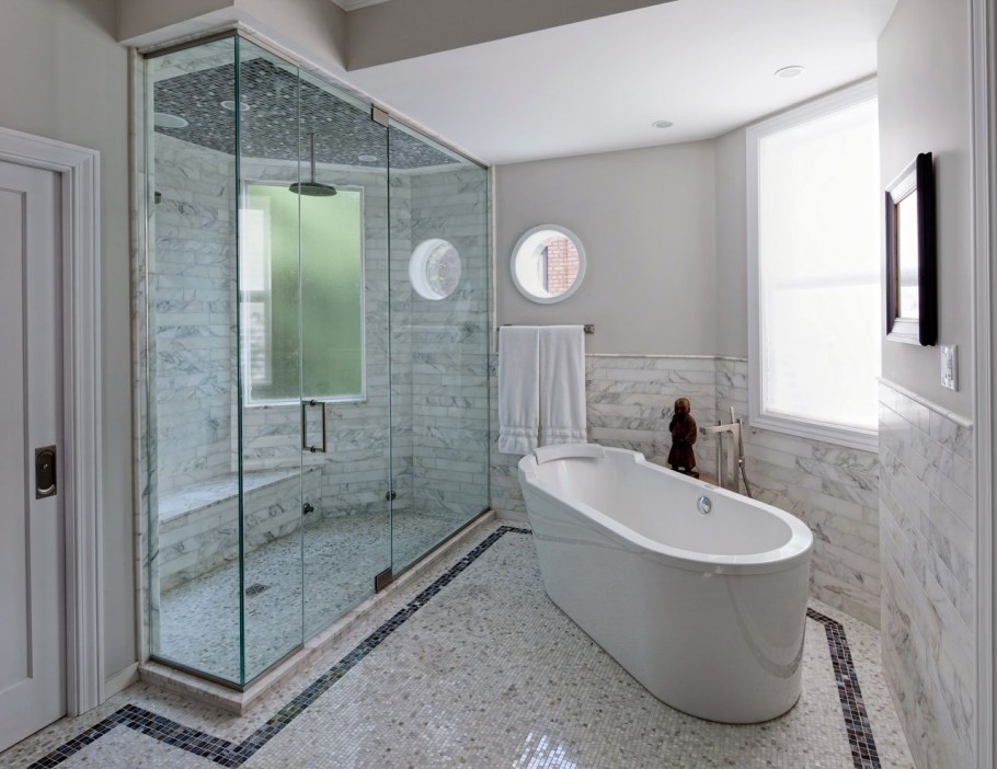 Ванная комната с душем и ванной