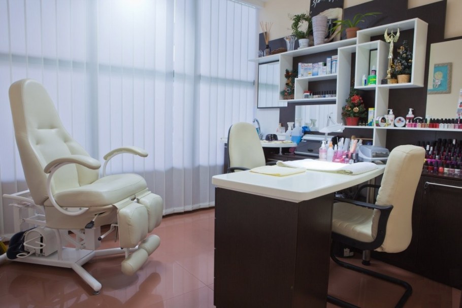 Интерьер салона маникюра