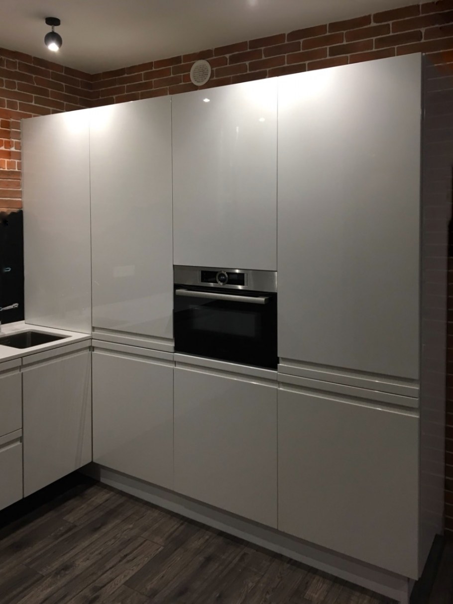 Синяя кухня со скрытыми ручками