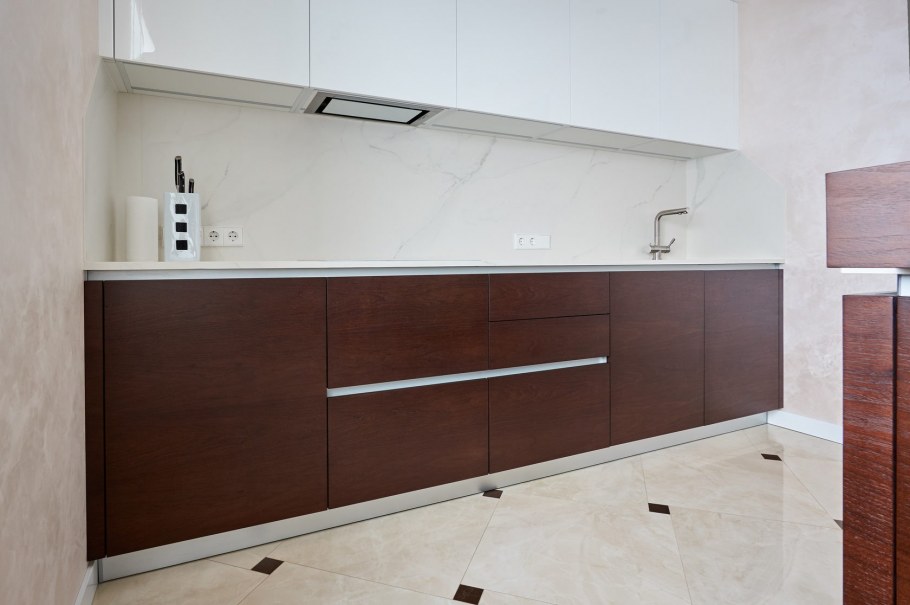 Интегрированные ручки для верхних шкафов