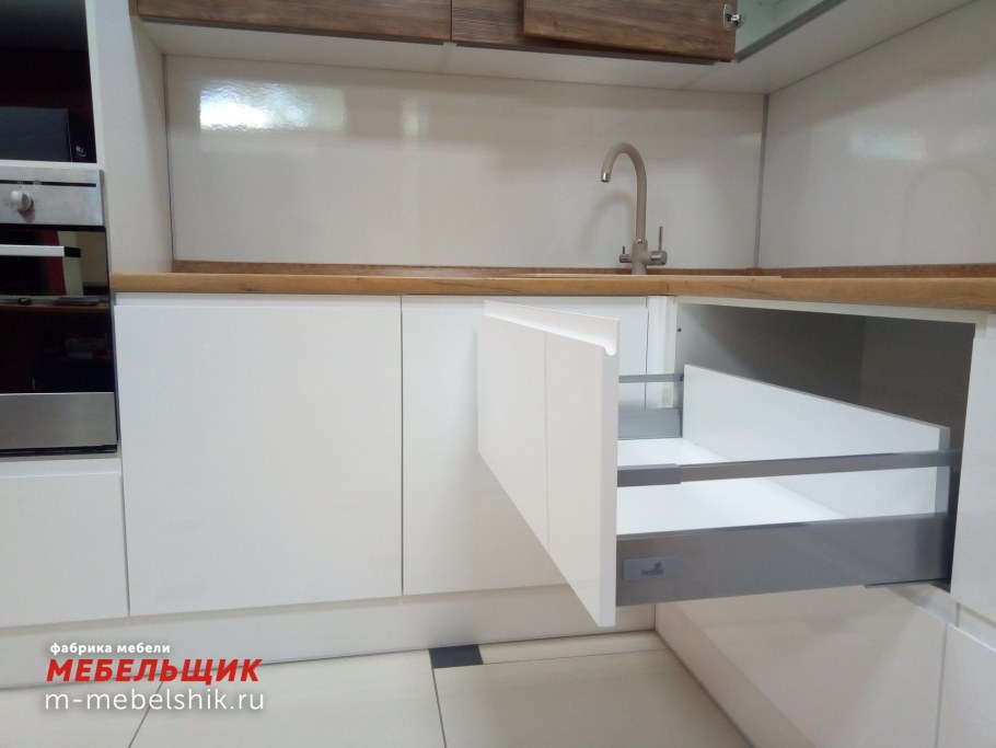 Кухня без ручек с антресолями