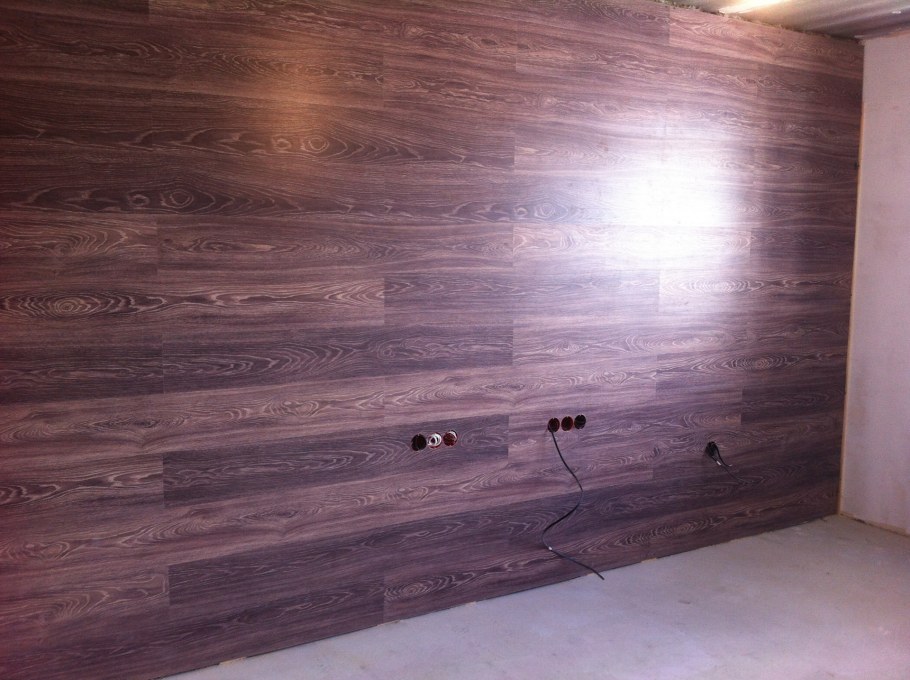 Ламинат на стене в интерьере