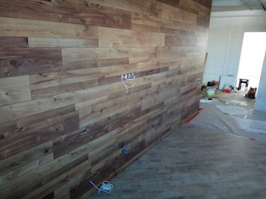 Стена из дерева в интерьере