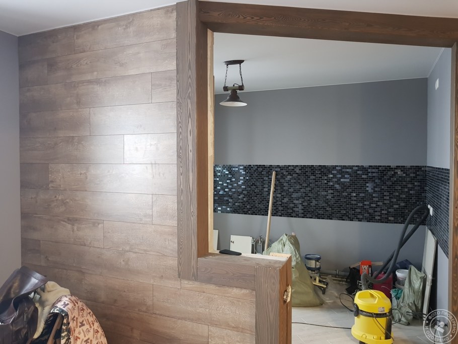 Ламинат на стене в интерьере