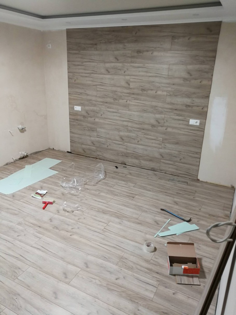 Ламинат на стене в интерьере