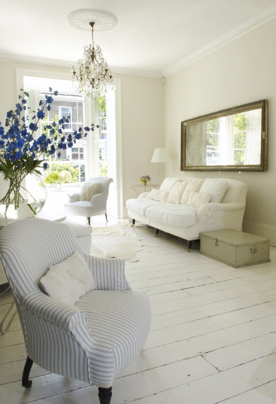 Белые конструкции в интерьере