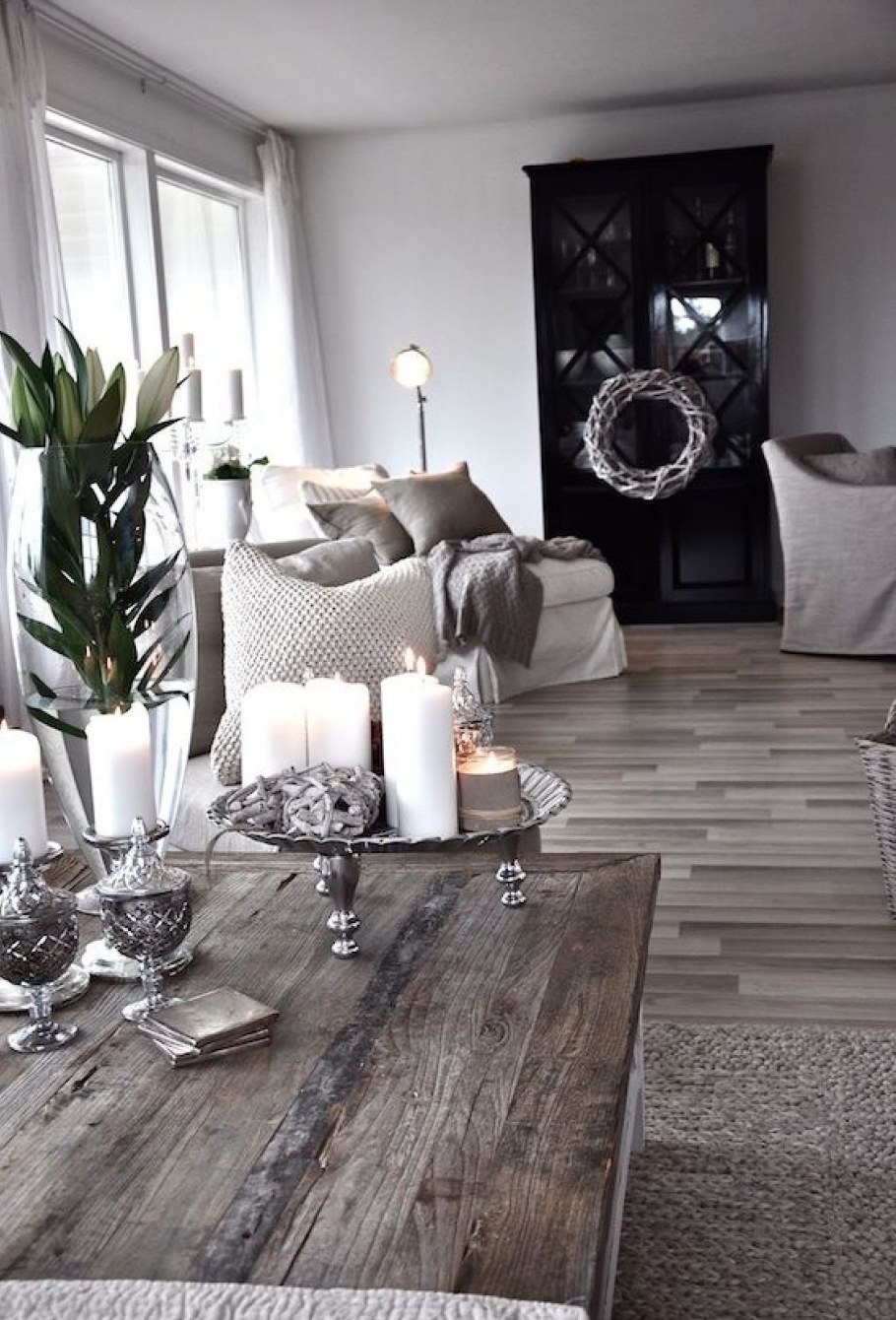 Интерьер серый с деревом