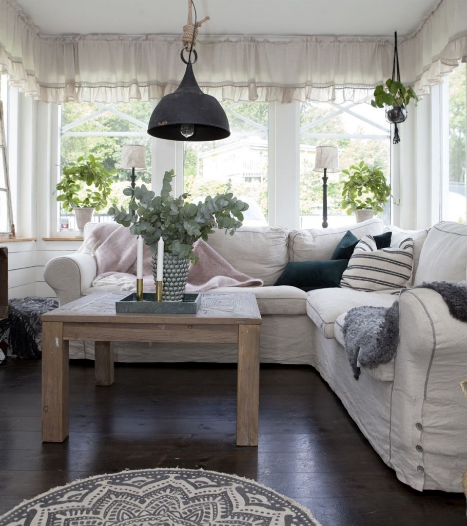 Кухня-гостиная в деревянном доме