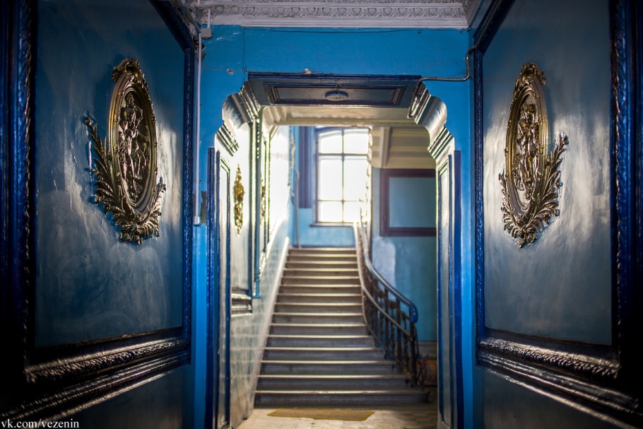 Как украсить территорию у подъезда