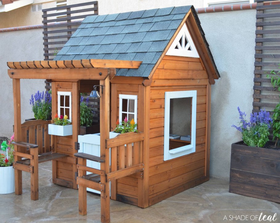 Деревянный домик для детей