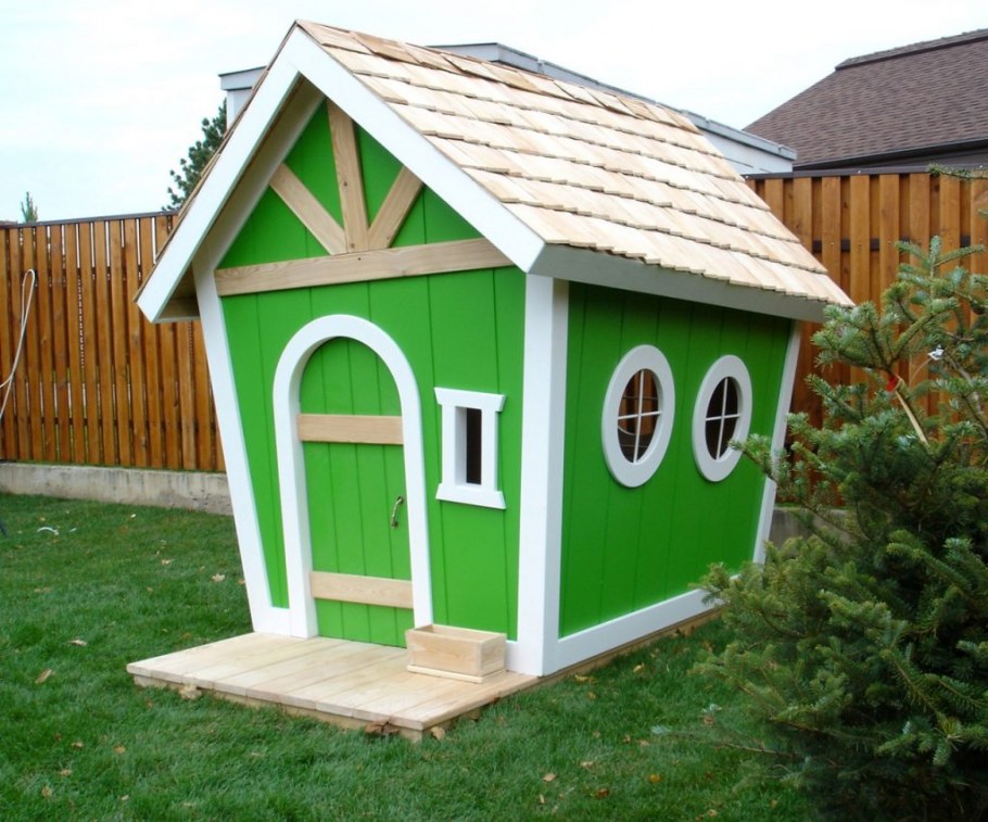 Дети строят домик