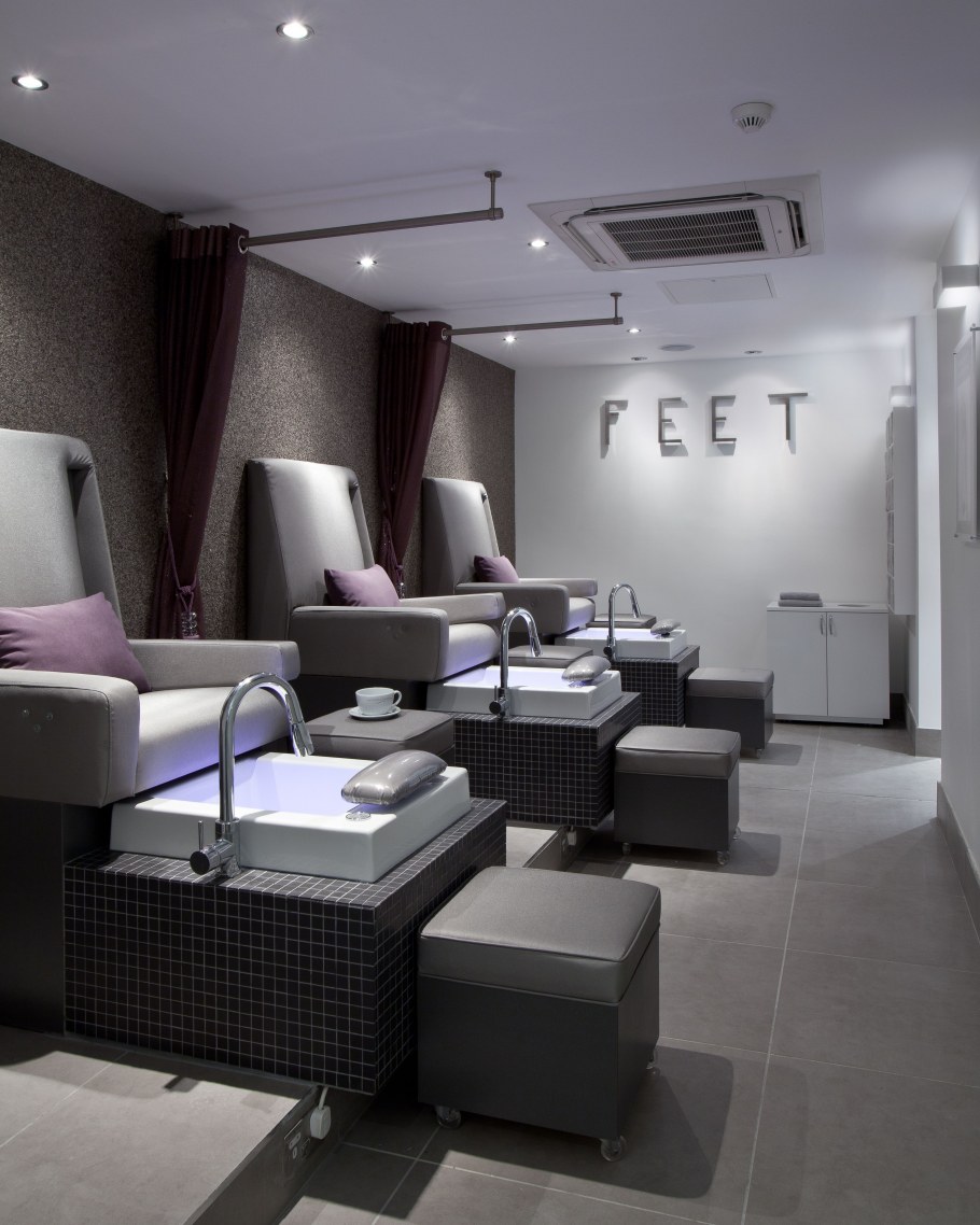 Интерьер студии маникюра