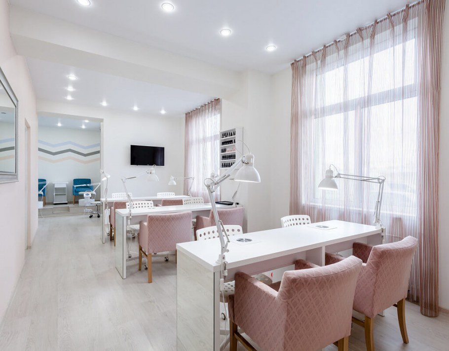 Розовый интерьер салона красоты