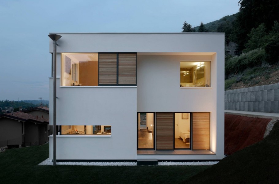 Маленький кирпичный домик с плоской крышей