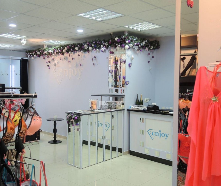 Новогодний декор шоурума