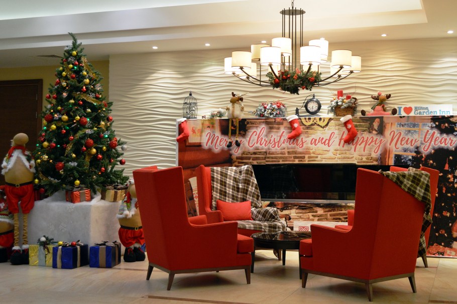 Новогоднее украшение мебельного салона