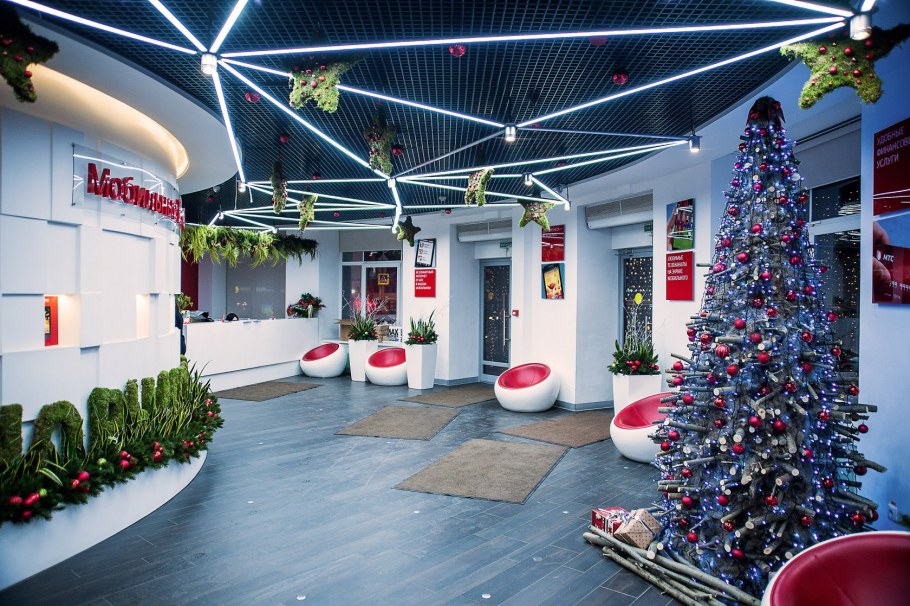 Новогодний декор автосалона