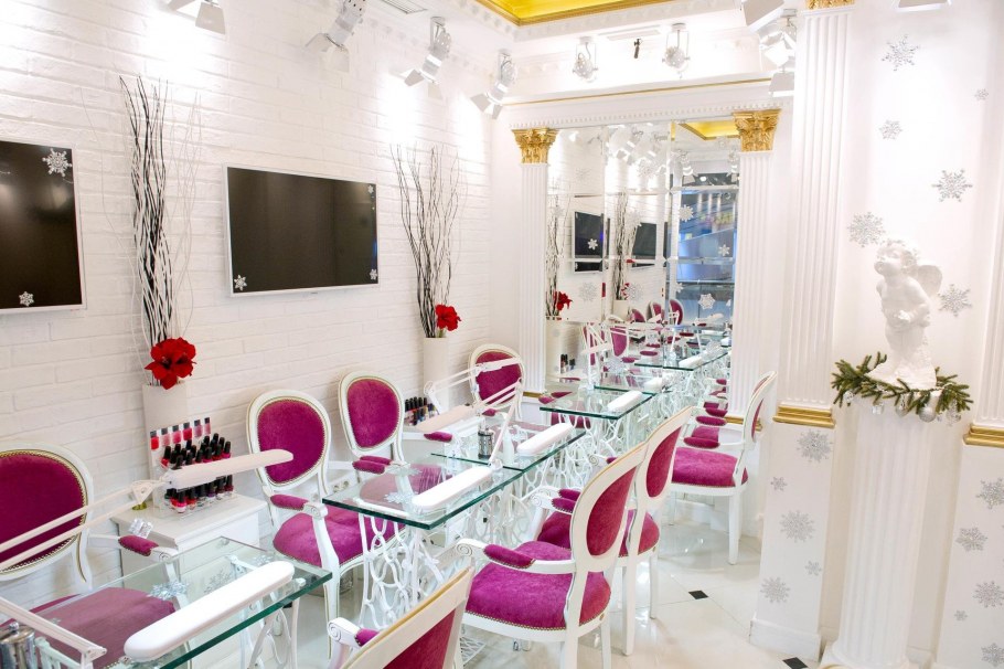 Новогоднее украшение фасада кафе