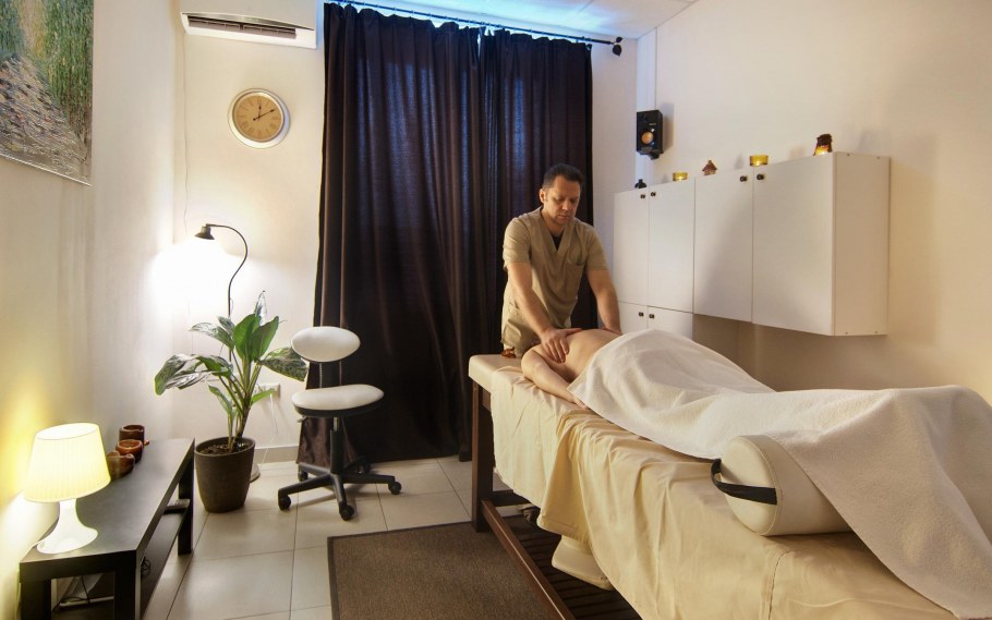 Полки для массажного кабинета