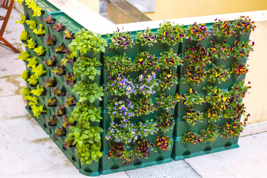 Ограждение из пластиковых ящиков