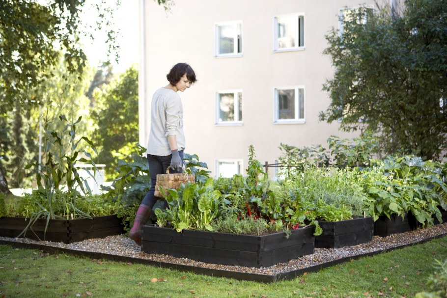 Забор из пластмассовых ящиков