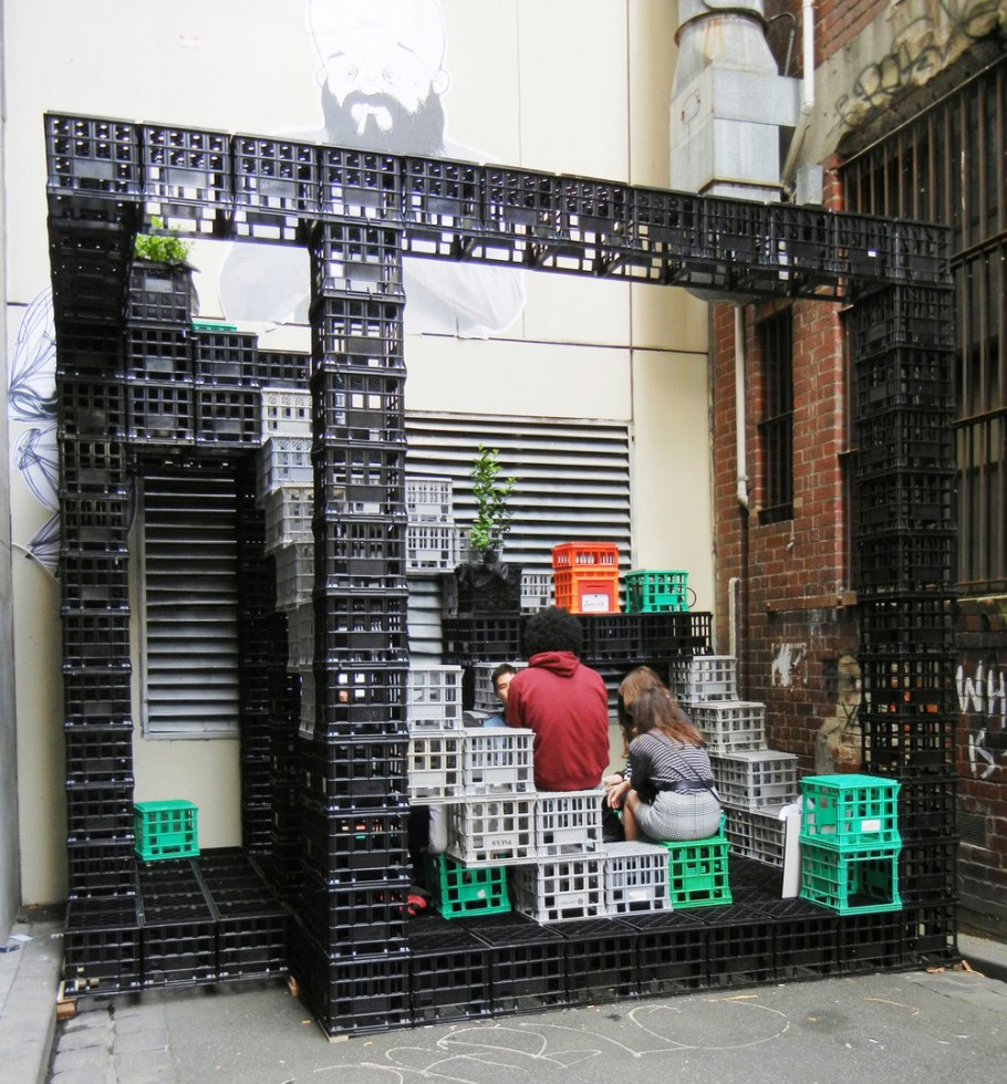 Забор из пластмассовых ящиков