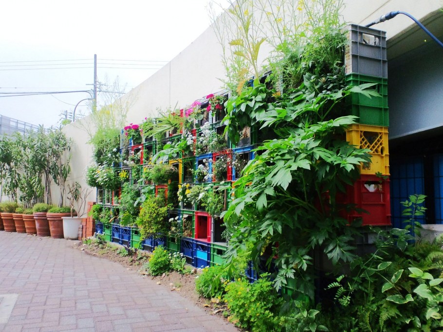 Пластиковые вертикальные грядки