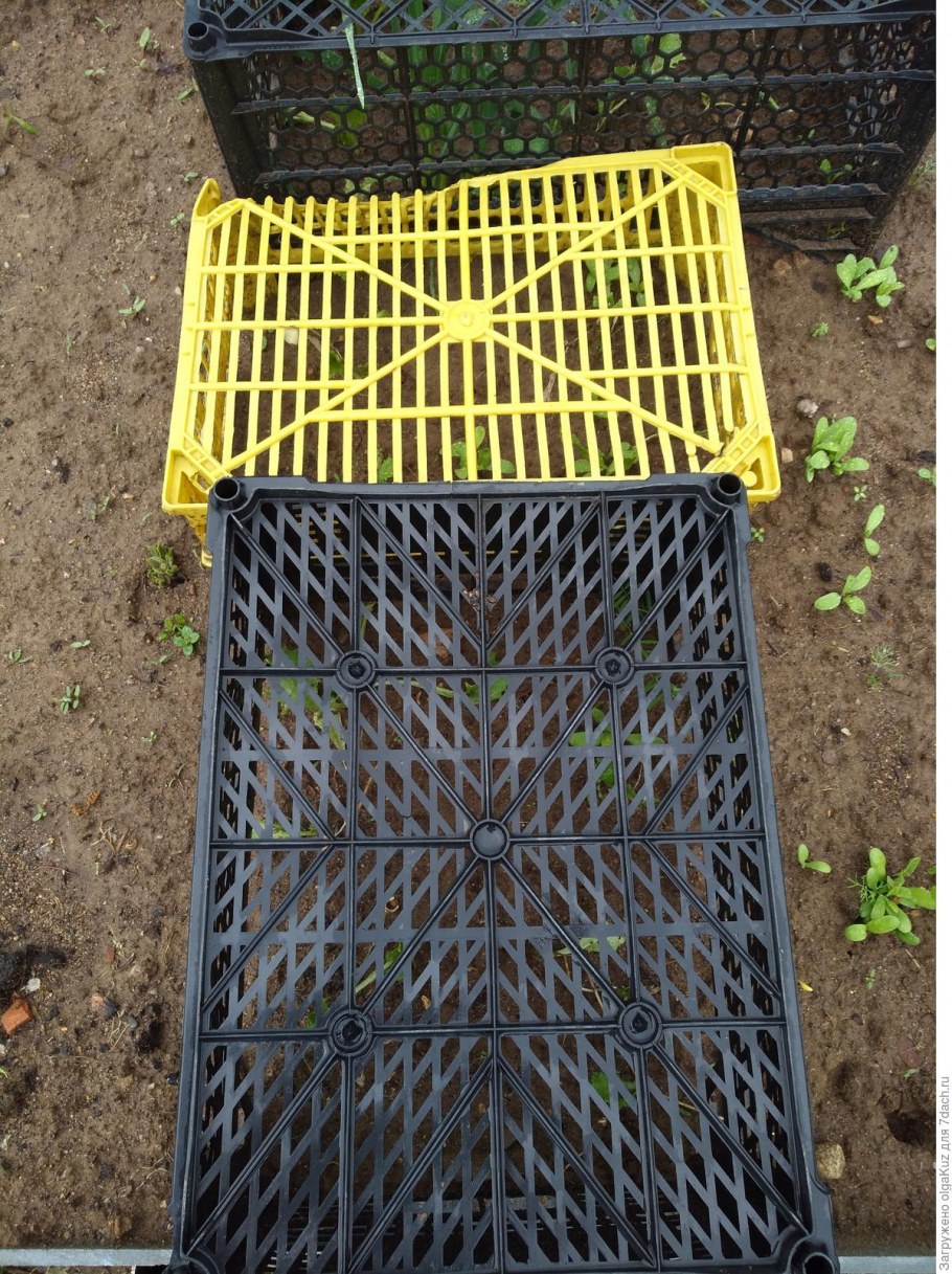 Столик из пластмассового ящика