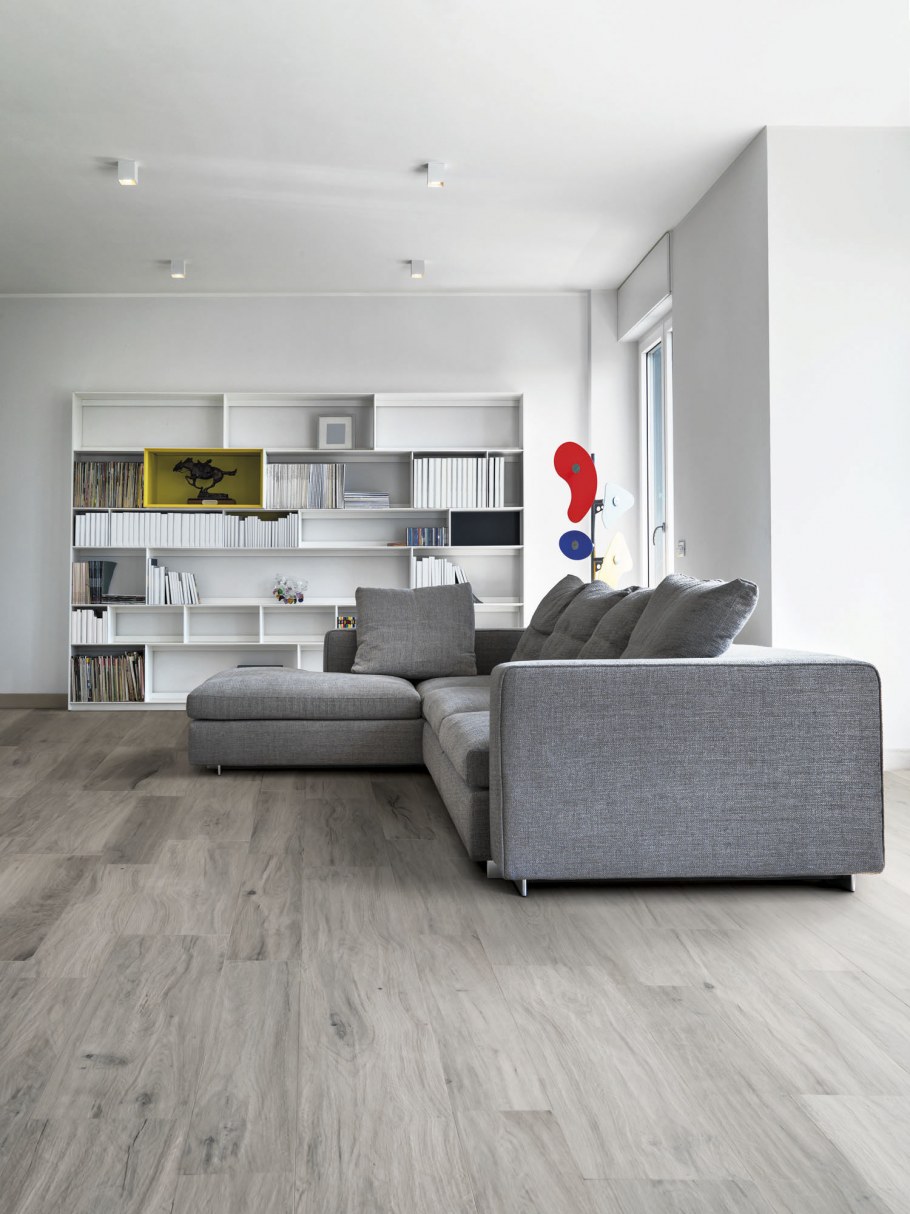 Серый пол и бежевая мебель