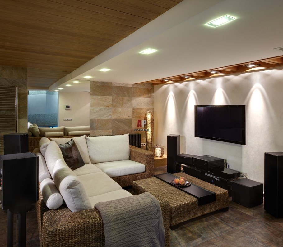 Отделка комнаты камнем и деревом