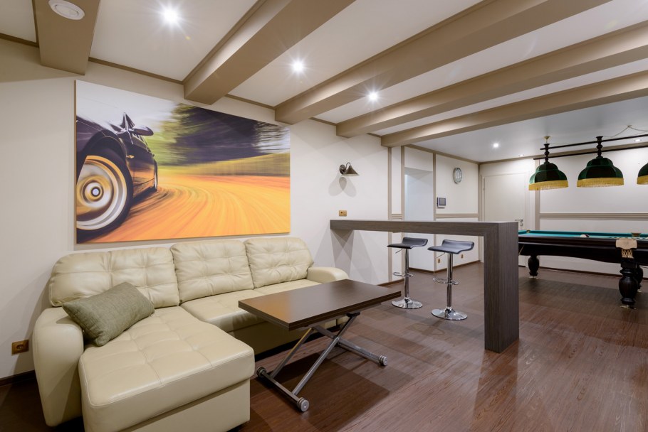 Бильярдная в доме в современном стиле