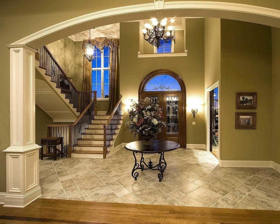 Интерьер холла в частном доме