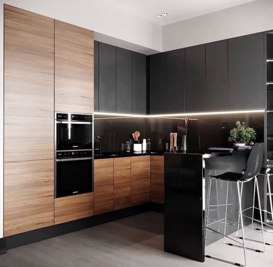 Кухня черная с деревом