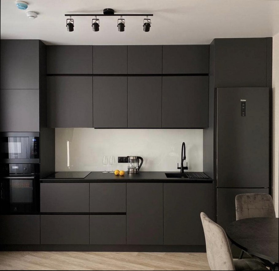 Воксторп с черной столешницей