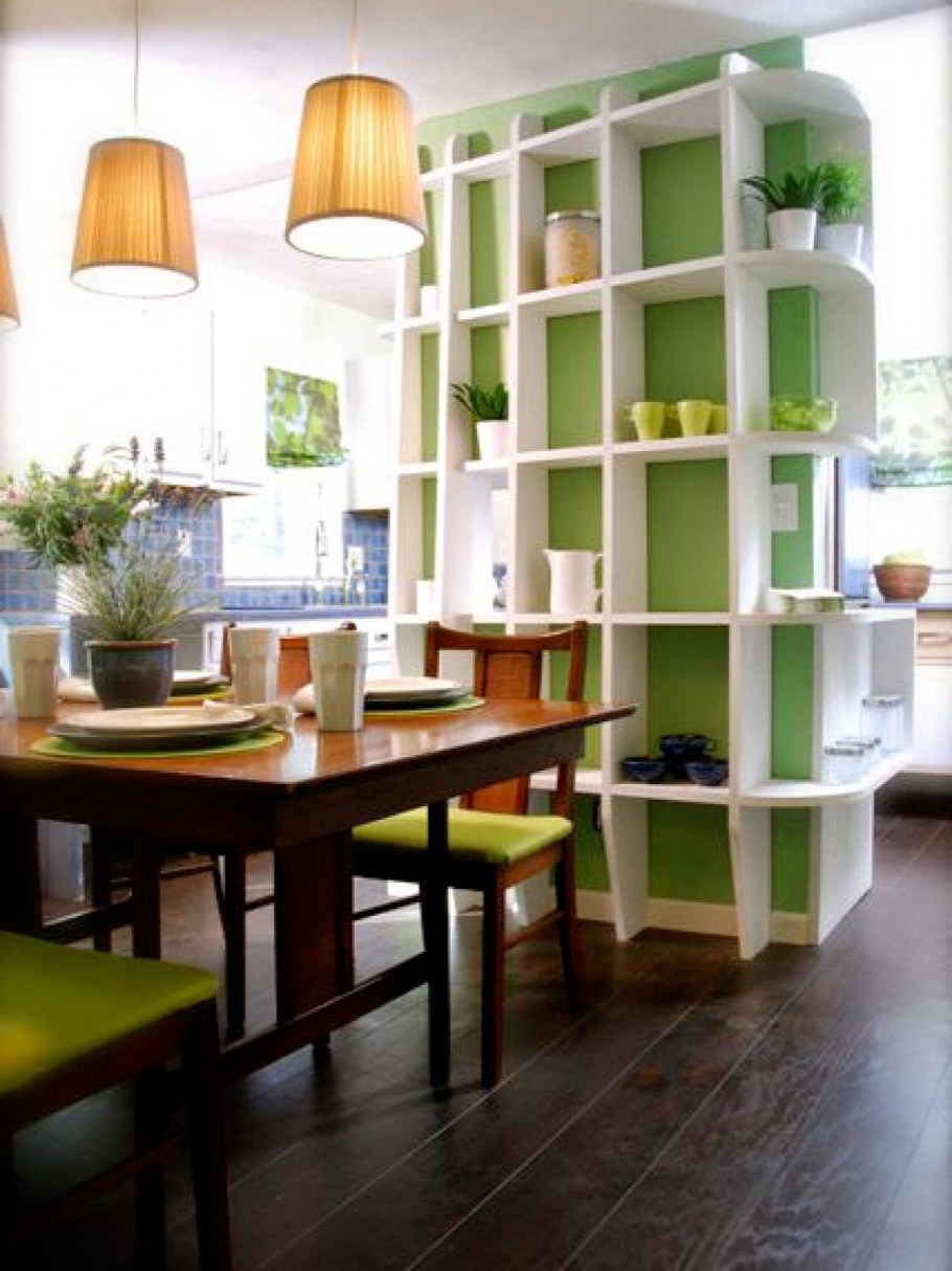 Зонирование кухни стеллажом