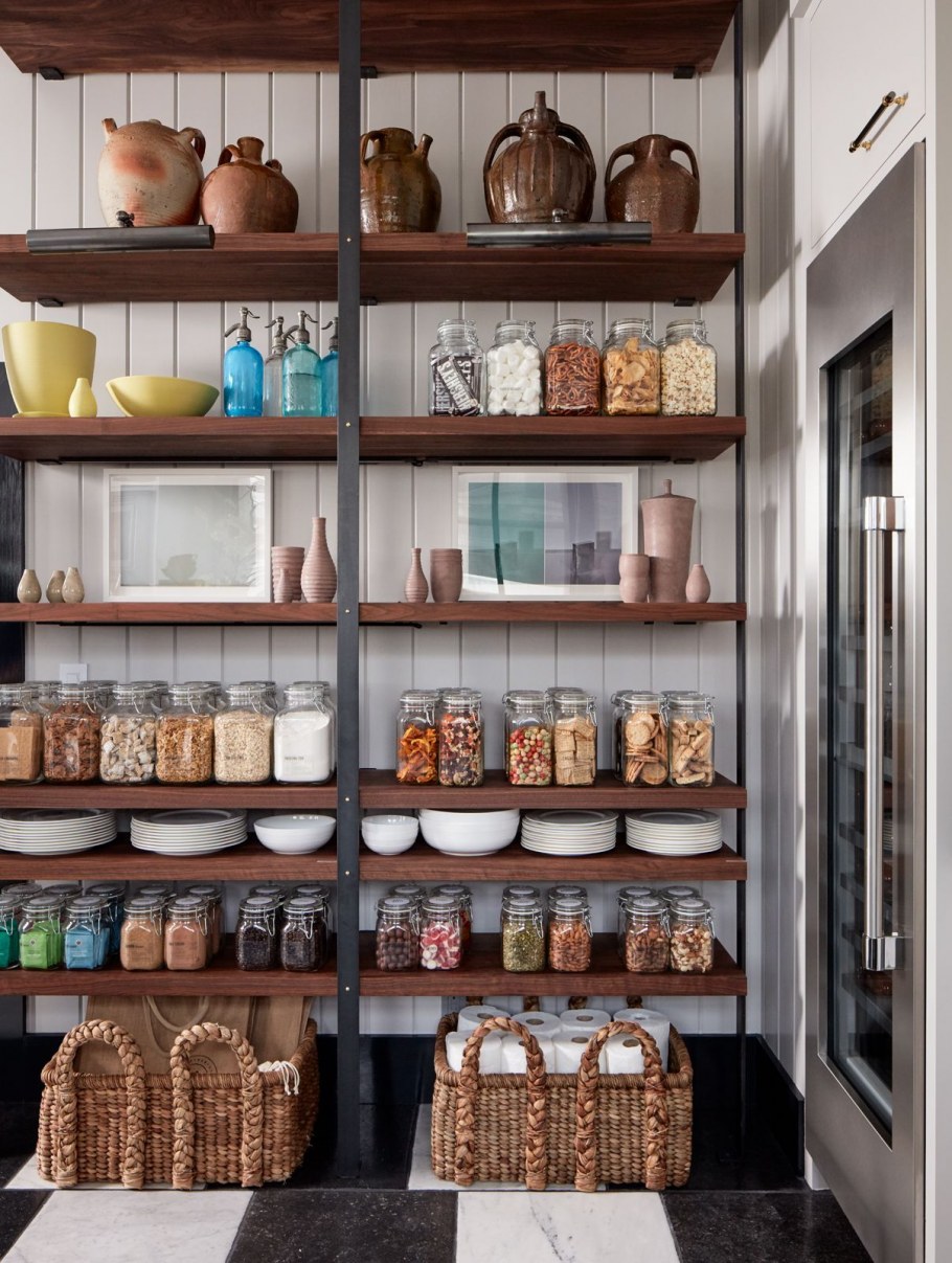 Стеллаж для красивой посуды на кухне