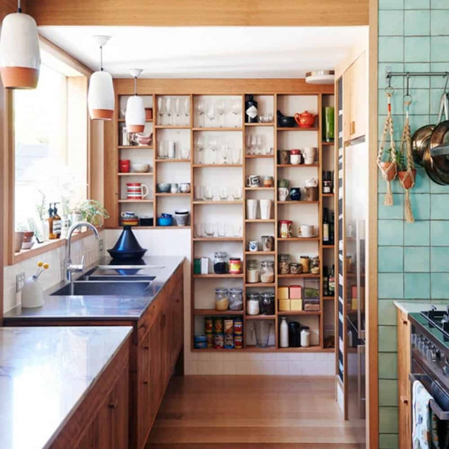 Стеллаж в кухне гостиной