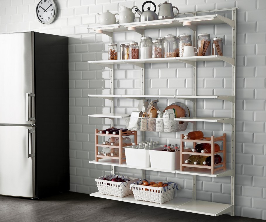 Открытые полочки на кухне