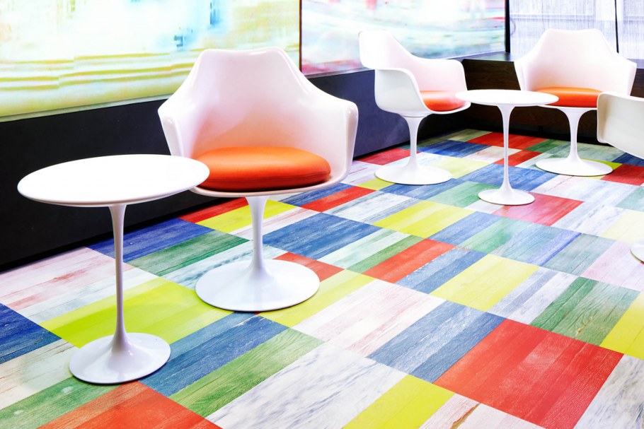 Стеклянный пол с декором