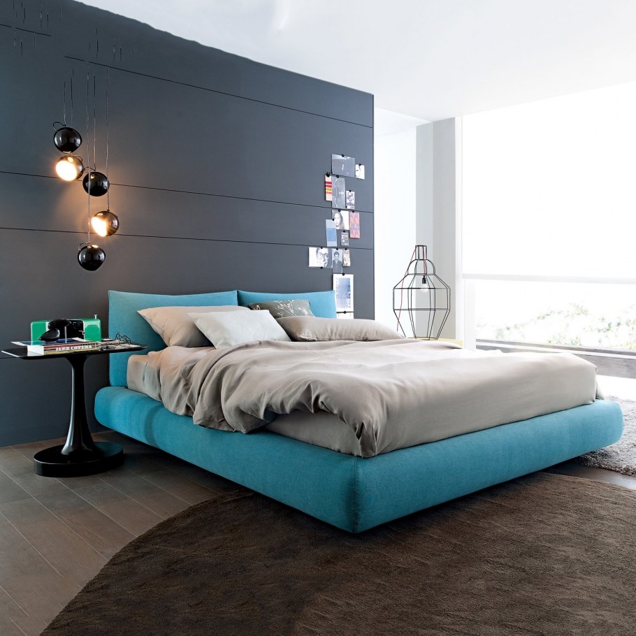 Синяя кровать в спальне