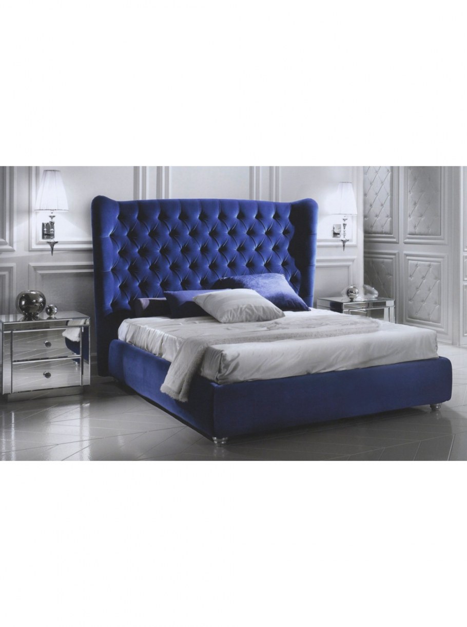 Спальня с синей кроватью