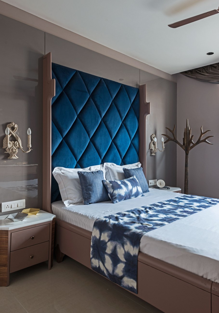 Синяя кровать в спальне