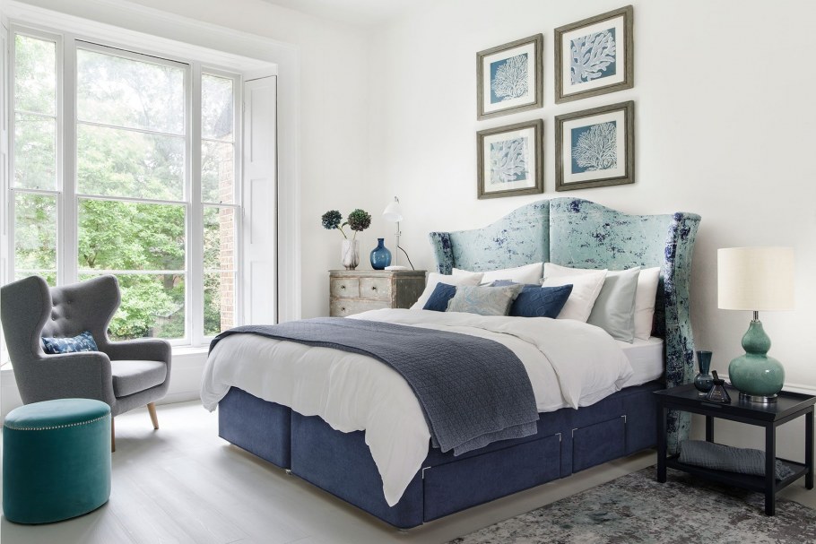 Интерьер спальни с синей кроватью